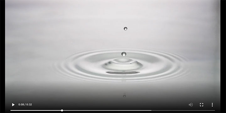 水面に水滴が落ちる動画｜Mixkit