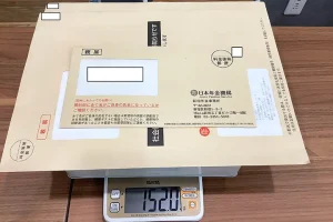 郵便物の合計が150グラムを超える例①（角2が2通、A4三つ折りが1通）